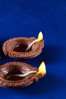 Diwali kutlamaları sırasında Clay diya lambaları yandı. Selamlar Kart Tasarımı Hint Hindu Işık Festivali Diwali