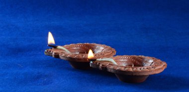 Diwali kutlamaları sırasında Clay diya lambaları yandı. Selamlar Kart Tasarımı Hint Hindu Işık Festivali Diwali
