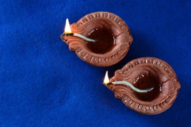 Diwali kutlamaları sırasında Clay diya lambaları yandı. Selamlar Kart Tasarımı Hint Hindu Işık Festivali Diwali