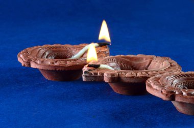 Diwali kutlamaları sırasında Clay diya lambaları yandı. Selamlar Kart Tasarımı Hint Hindu Işık Festivali Diwali