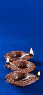 Diwali kutlamaları sırasında Clay diya lambaları yandı. Selamlar Kart Tasarımı Hint Hindu Işık Festivali Diwali