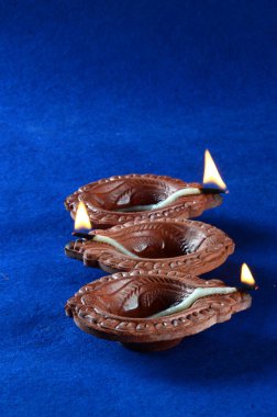 Diwali kutlamaları sırasında Clay diya lambaları yandı. Selamlar Kart Tasarımı Hint Hindu Işık Festivali Diwali