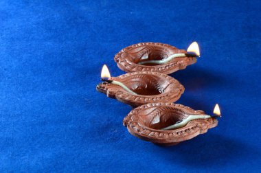 Diwali kutlamaları sırasında Clay diya lambaları yandı. Selamlar Kart Tasarımı Hint Hindu Işık Festivali Diwali
