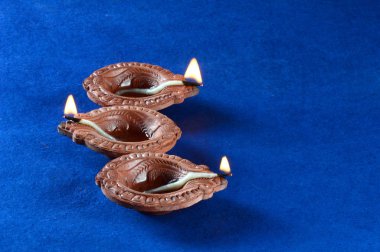 Diwali kutlamaları sırasında Clay diya lambaları yandı. Selamlar Kart Tasarımı Hint Hindu Işık Festivali Diwali