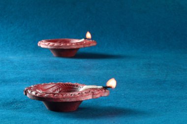 Diwali kutlamaları sırasında Clay diya lambaları yandı. Selamlar Kart Tasarımı Hint Hindu Işık Festivali Diwali