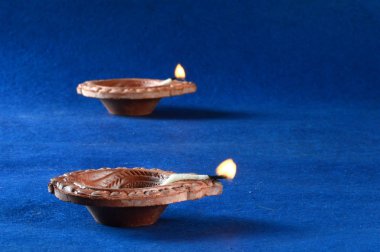 Diwali kutlamaları sırasında Clay diya lambaları yandı. Selamlar Kart Tasarımı Hint Hindu Işık Festivali Diwali