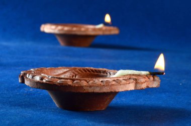 Diwali kutlamaları sırasında Clay diya lambaları yandı. Selamlar Kart Tasarımı Hint Hindu Işık Festivali Diwali