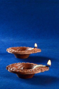 Diwali kutlamaları sırasında Clay diya lambaları yandı. Selamlar Kart Tasarımı Hint Hindu Işık Festivali Diwali