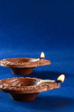 Diwali kutlamaları sırasında Clay diya lambaları yandı. Selamlar Kart Tasarımı Hint Hindu Işık Festivali Diwali