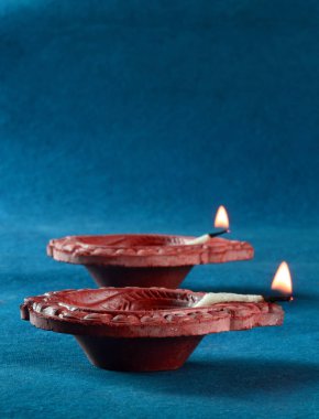 Diwali kutlamaları sırasında Clay diya lambaları yandı. Selamlar Kart Tasarımı Hint Hindu Işık Festivali Diwali
