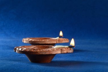 Diwali kutlamaları sırasında Clay diya lambaları yandı. Selamlar Kart Tasarımı Hint Hindu Işık Festivali Diwali