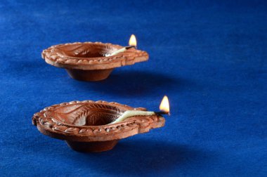Diwali kutlamaları sırasında Clay diya lambaları yandı. Selamlar Kart Tasarımı Hint Hindu Işık Festivali Diwali