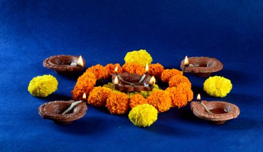 Diwali kutlamaları sırasında Clay diya lambaları yandı. Selamlar Kart Tasarımı Hint Hindu Işık Festivali Diwali