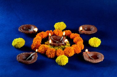 Diwali kutlamaları sırasında Clay diya lambaları yandı. Selamlar Kart Tasarımı Hint Hindu Işık Festivali Diwali