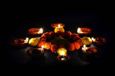 Diwali kutlamaları sırasında Clay diya lambaları yandı. Selamlar Kart Tasarımı Hint Hindu Işık Festivali Diwali