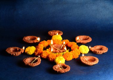 Diwali kutlamaları sırasında Clay diya lambaları yandı. Selamlar Kart Tasarımı Hint Hindu Işık Festivali Diwali