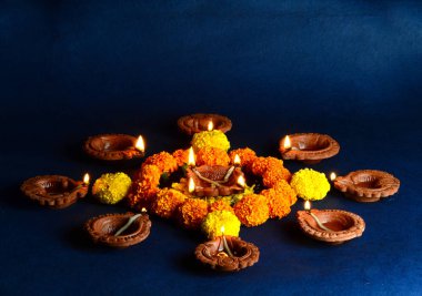 Diwali kutlamaları sırasında Clay diya lambaları yandı. Selamlar Kart Tasarımı Hint Hindu Işık Festivali Diwali