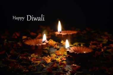 Diwali kutlamaları sırasında Clay diya lambaları yandı. Selamlar Kart Tasarımı Hint Hindu Işık Festivali Diwali