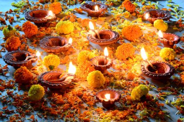 Diwali kutlamaları sırasında Clay diya lambaları yandı. Selamlar Kart Tasarımı Hint Hindu Işık Festivali Diwali