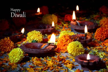 Diwali kutlamaları sırasında Clay diya lambaları yandı. Selamlar Kart Tasarımı Hint Hindu Işık Festivali Diwali