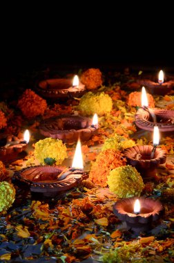 Diwali kutlamaları sırasında Clay diya lambaları yandı. Selamlar Kart Tasarımı Hint Hindu Işık Festivali Diwali
