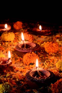 Diwali kutlamaları sırasında Clay diya lambaları yandı. Selamlar Kart Tasarımı Hint Hindu Işık Festivali Diwali