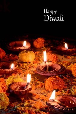 Diwali kutlamaları sırasında Clay diya lambaları yandı. Selamlar Kart Tasarımı Hint Hindu Işık Festivali Diwali