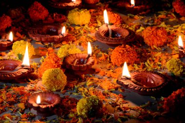 Diwali kutlamaları sırasında Clay diya lambaları yandı. Selamlar Kart Tasarımı Hint Hindu Işık Festivali Diwali