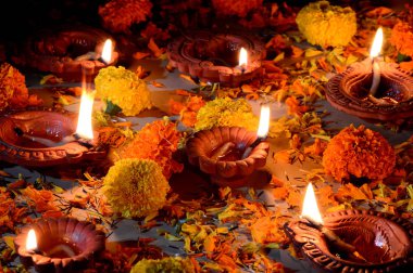 Diwali kutlamaları sırasında Clay diya lambaları yandı. Selamlar Kart Tasarımı Hint Hindu Işık Festivali Diwali