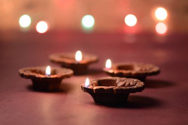 Diwali kutlamaları sırasında Clay diya lambaları yandı. Selamlar Kart Tasarımı Hint Hindu Işık Festivali Diwali