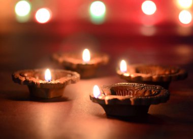 Diwali kutlamaları sırasında Clay diya lambaları yandı. Selamlar Kart Tasarımı Hint Hindu Işık Festivali Diwali