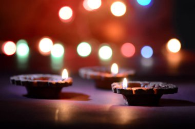 Diwali kutlamaları sırasında Clay diya lambaları yandı. Selamlar Kart Tasarımı Hint Hindu Işık Festivali Diwali