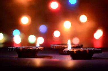 Diwali kutlamaları sırasında Clay diya lambaları yandı. Selamlar Kart Tasarımı Hint Hindu Işık Festivali Diwali