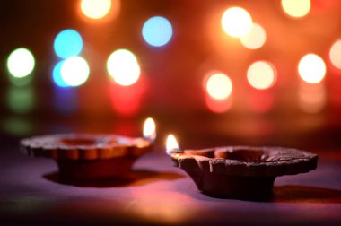 Diwali kutlamaları sırasında Clay diya lambaları yandı. Selamlar Kart Tasarımı Hint Hindu Işık Festivali Diwali