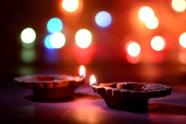 Diwali kutlamaları sırasında Clay diya lambaları yandı. Selamlar Kart Tasarımı Hint Hindu Işık Festivali Diwali