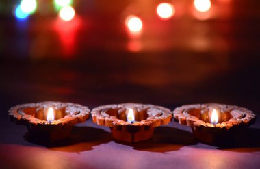 Diwali kutlamaları sırasında Clay diya lambaları yandı. Selamlar Kart Tasarımı Hint Hindu Işık Festivali Diwali