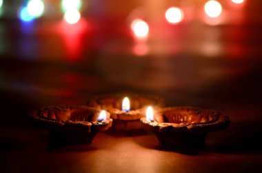 Diwali kutlamaları sırasında Clay diya lambaları yandı. Selamlar Kart Tasarımı Hint Hindu Işık Festivali Diwali