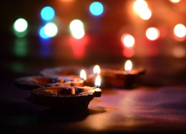 Diwali kutlamaları sırasında Clay diya lambaları yandı. Selamlar Kart Tasarımı Hint Hindu Işık Festivali Diwali