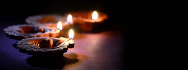 Diwali kutlaması sırasında renkli kil Diya (Fener) lambaları yandı. Selamlar Kart Tasarımı Hint Hindu Işık Festivali Diwali.