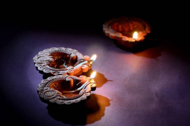 Diwali kutlaması sırasında renkli kil Diya (Fener) lambaları yandı. Selamlar Kart Tasarımı Hint Hindu Işık Festivali Diwali.