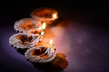 Diwali kutlaması sırasında renkli kil Diya (Fener) lambaları yandı. Selamlar Kart Tasarımı Hint Hindu Işık Festivali Diwali.