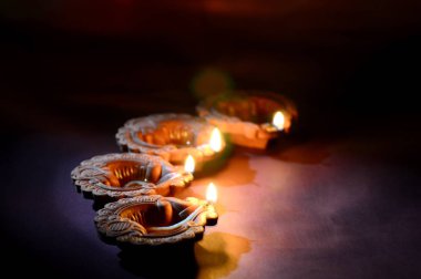 Diwali kutlaması sırasında renkli kil Diya (Fener) lambaları yandı. Selamlar Kart Tasarımı Hint Hindu Işık Festivali Diwali.