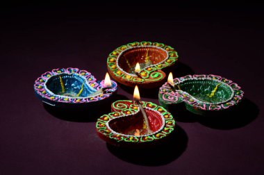 Diwali kutlaması sırasında renkli kil Diya (Fener) lambaları yandı. Selamlar Kart Tasarımı Hint Hindu Işık Festivali Diwali.