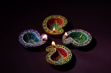 Diwali kutlaması sırasında renkli kil Diya (Fener) lambaları yandı. Selamlar Kart Tasarımı Hint Hindu Işık Festivali Diwali.