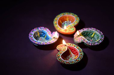 Diwali kutlaması sırasında renkli kil Diya (Fener) lambaları yandı. Selamlar Kart Tasarımı Hint Hindu Işık Festivali Diwali.