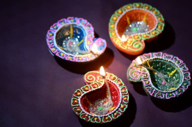 Diwali kutlaması sırasında renkli kil Diya (Fener) lambaları yandı. Selamlar Kart Tasarımı Hint Hindu Işık Festivali Diwali.