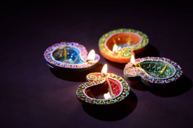 Diwali kutlaması sırasında renkli kil Diya (Fener) lambaları yandı. Selamlar Kart Tasarımı Hint Hindu Işık Festivali Diwali.