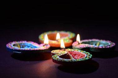 Diwali kutlaması sırasında renkli kil Diya (Fener) lambaları yandı. Selamlar Kart Tasarımı Hint Hindu Işık Festivali Diwali.