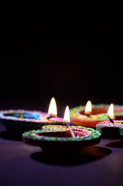 Diwali kutlaması sırasında renkli kil Diya (Fener) lambaları yandı. Selamlar Kart Tasarımı Hint Hindu Işık Festivali Diwali.