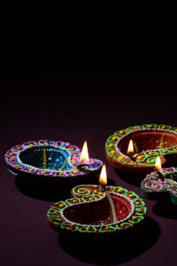 Diwali kutlaması sırasında renkli kil Diya (Fener) lambaları yandı. Selamlar Kart Tasarımı Hint Hindu Işık Festivali Diwali.